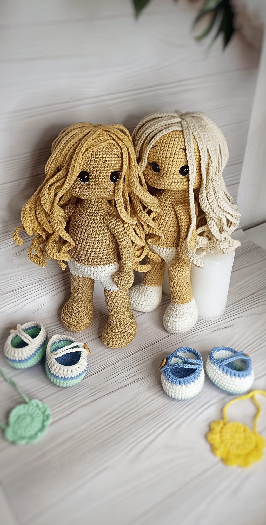 Куколка вязаная ручной работы с одеждой и аксессуарами