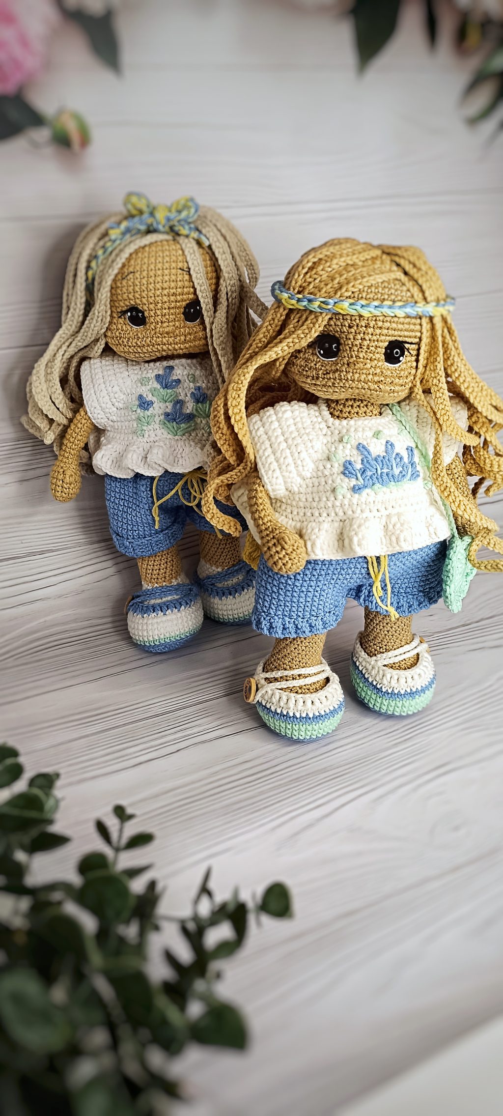 Куколка вязаная ручной работы с одеждой и аксессуарами