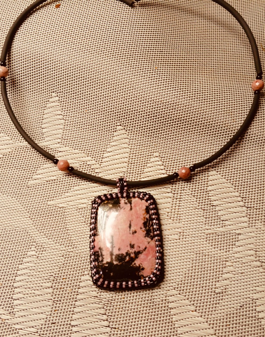 Подвеска из родонита