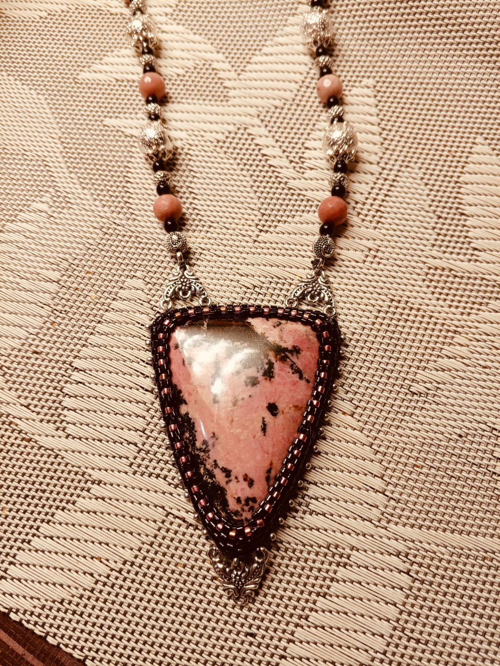 Кулон на бусах из родонита