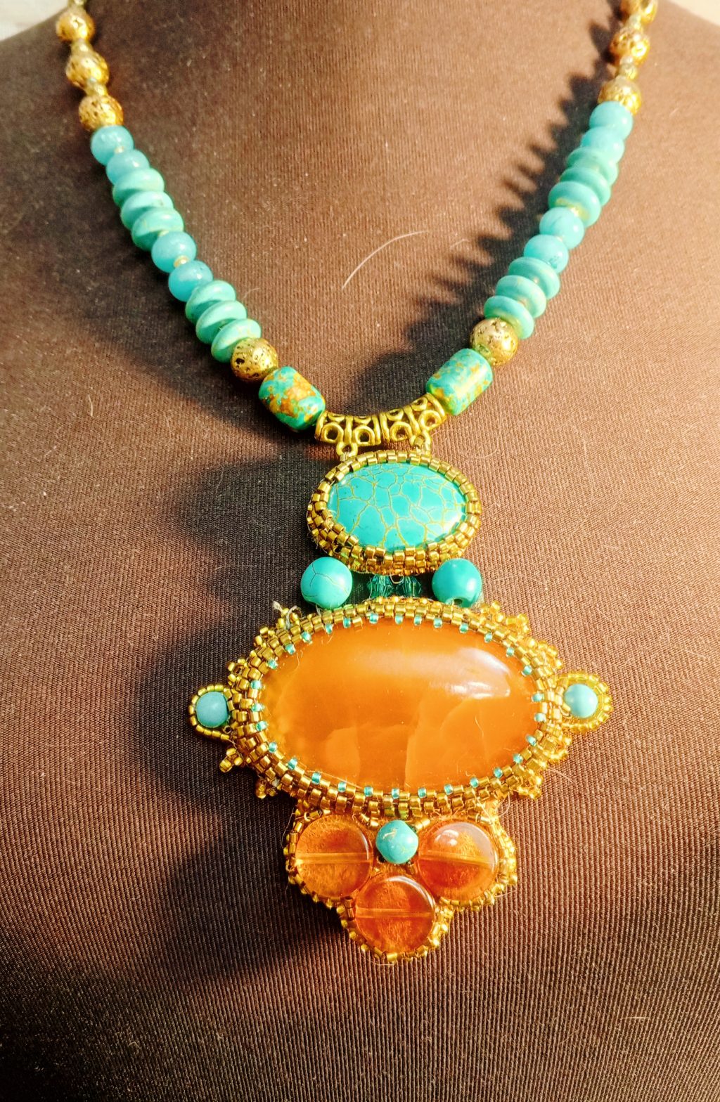 Кулон на бусах «Солнечная бирюза»