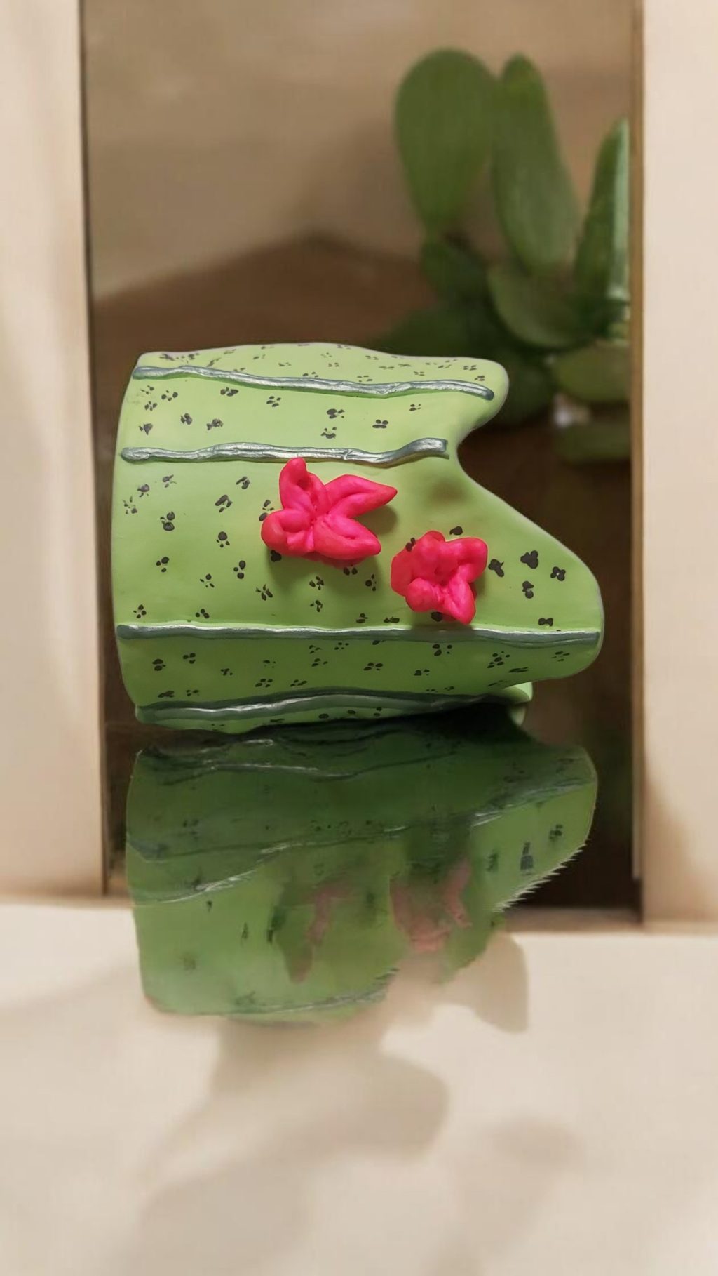 Кашпо кактус с цветочком