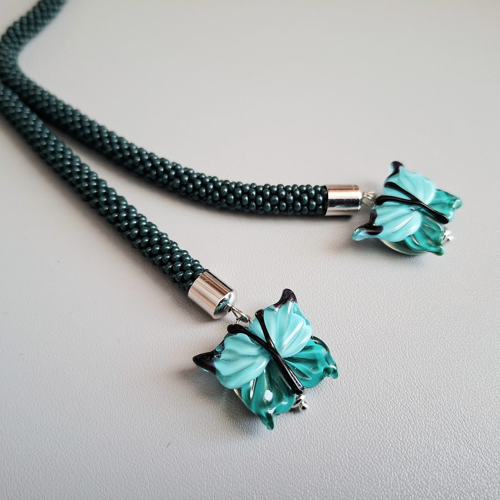 Колье разомкнутое Изумрудные бабочки