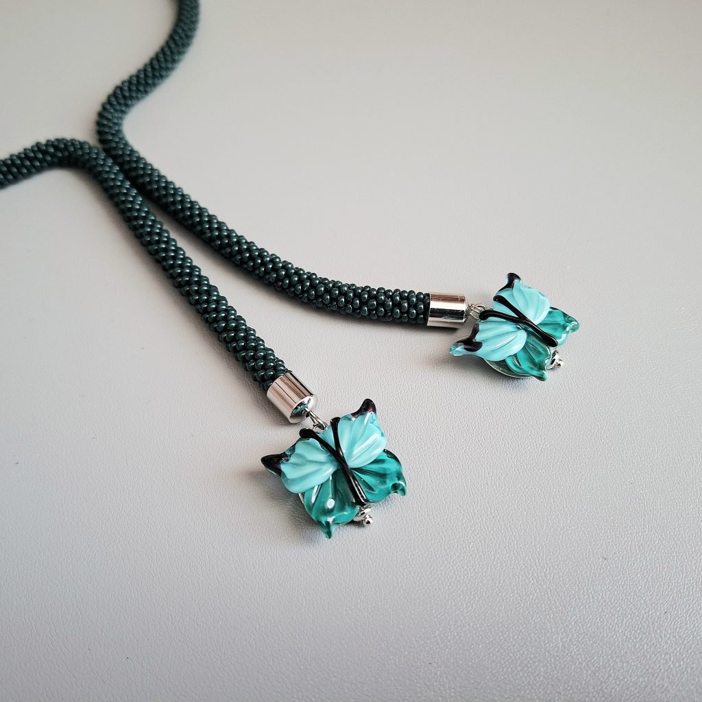 Колье разомкнутое Изумрудные бабочки