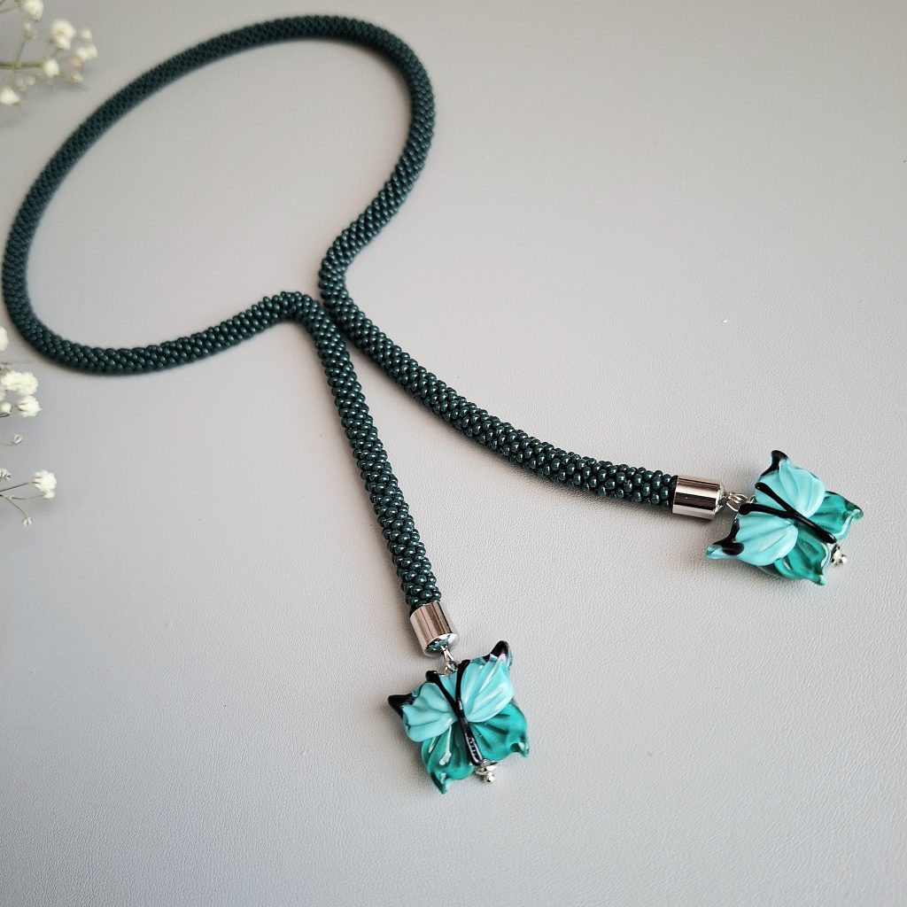 Колье разомкнутое Изумрудные бабочки