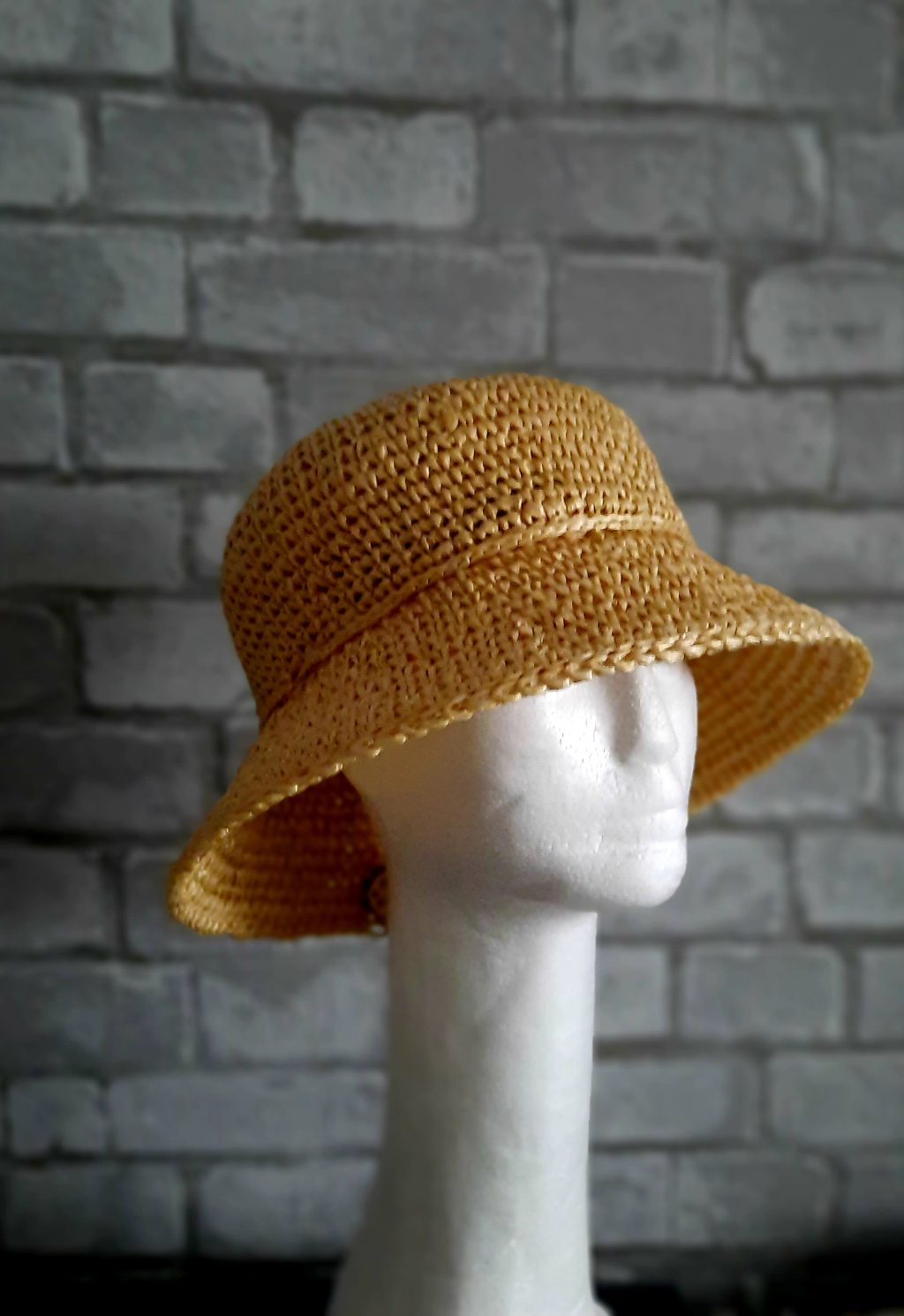 Шляпка из рафии с классической длинной полей