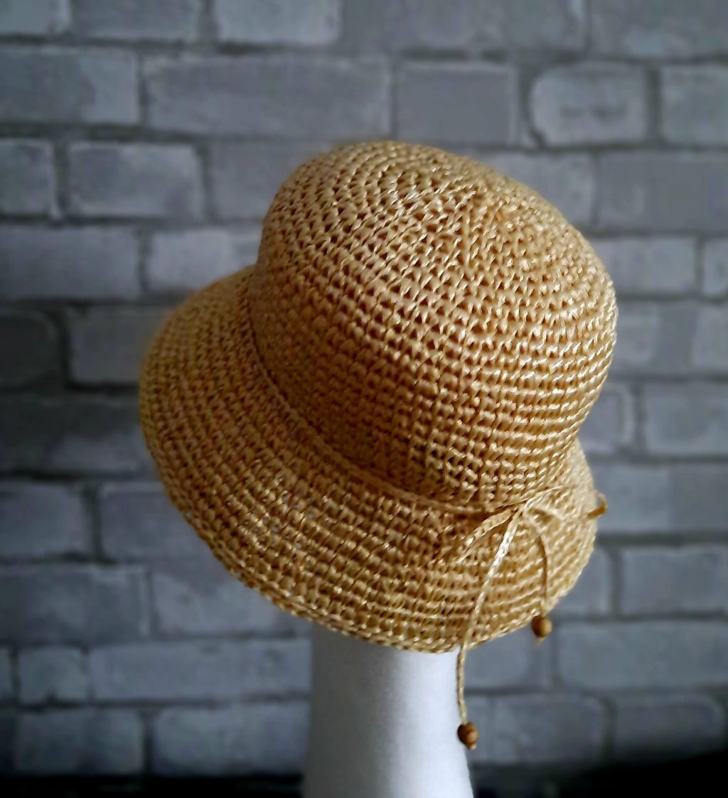 Шляпка из рафии с классической длинной полей