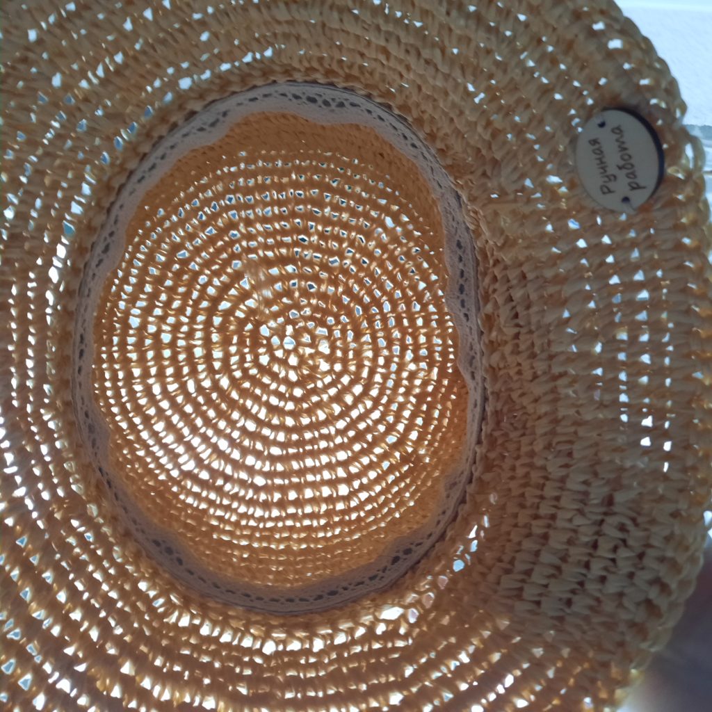 Шляпка из рафии с классической длинной полей