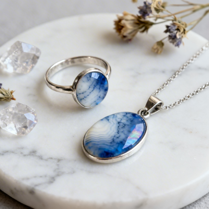 Голубой агат (Сапфирин): полный гид по свойствам, знакам зодиака и выбору украшений