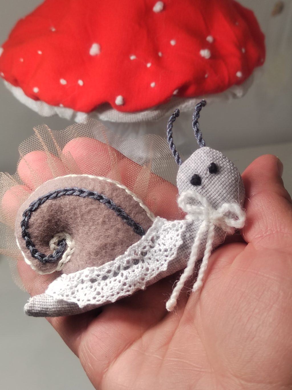 Интерьерный гриб с брошью улиткой