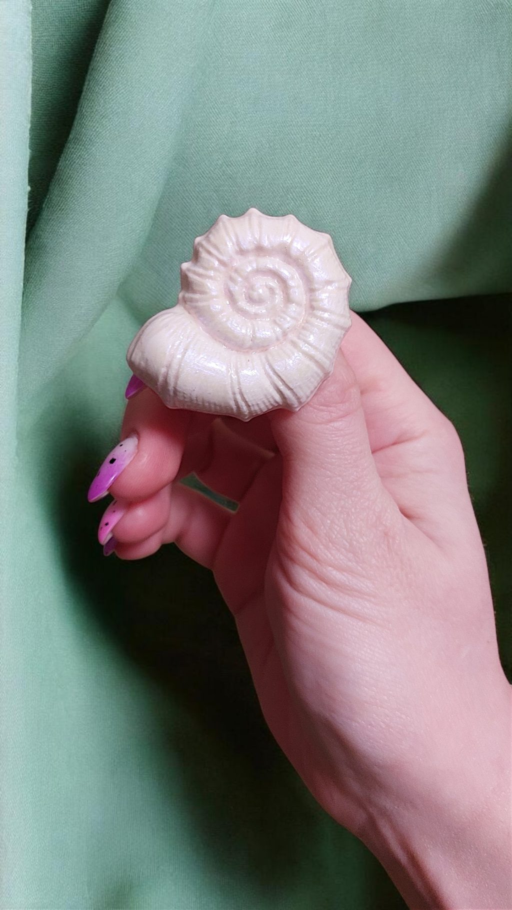 Брошь белая для рюкзака