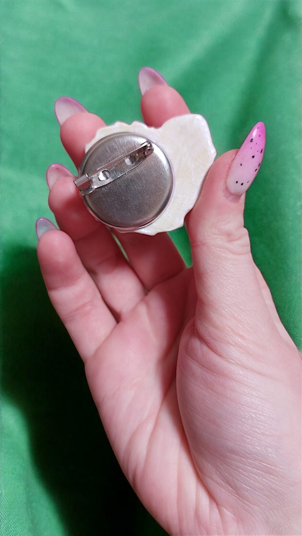 Брошь белая для рюкзака