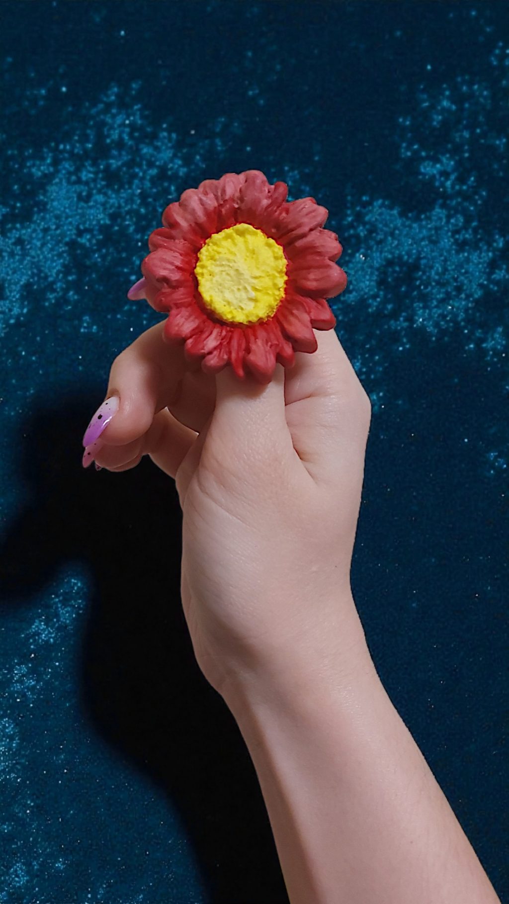 Брошь ромашка бордовая