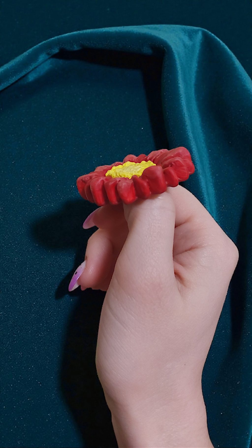 Брошь ромашка бордовая