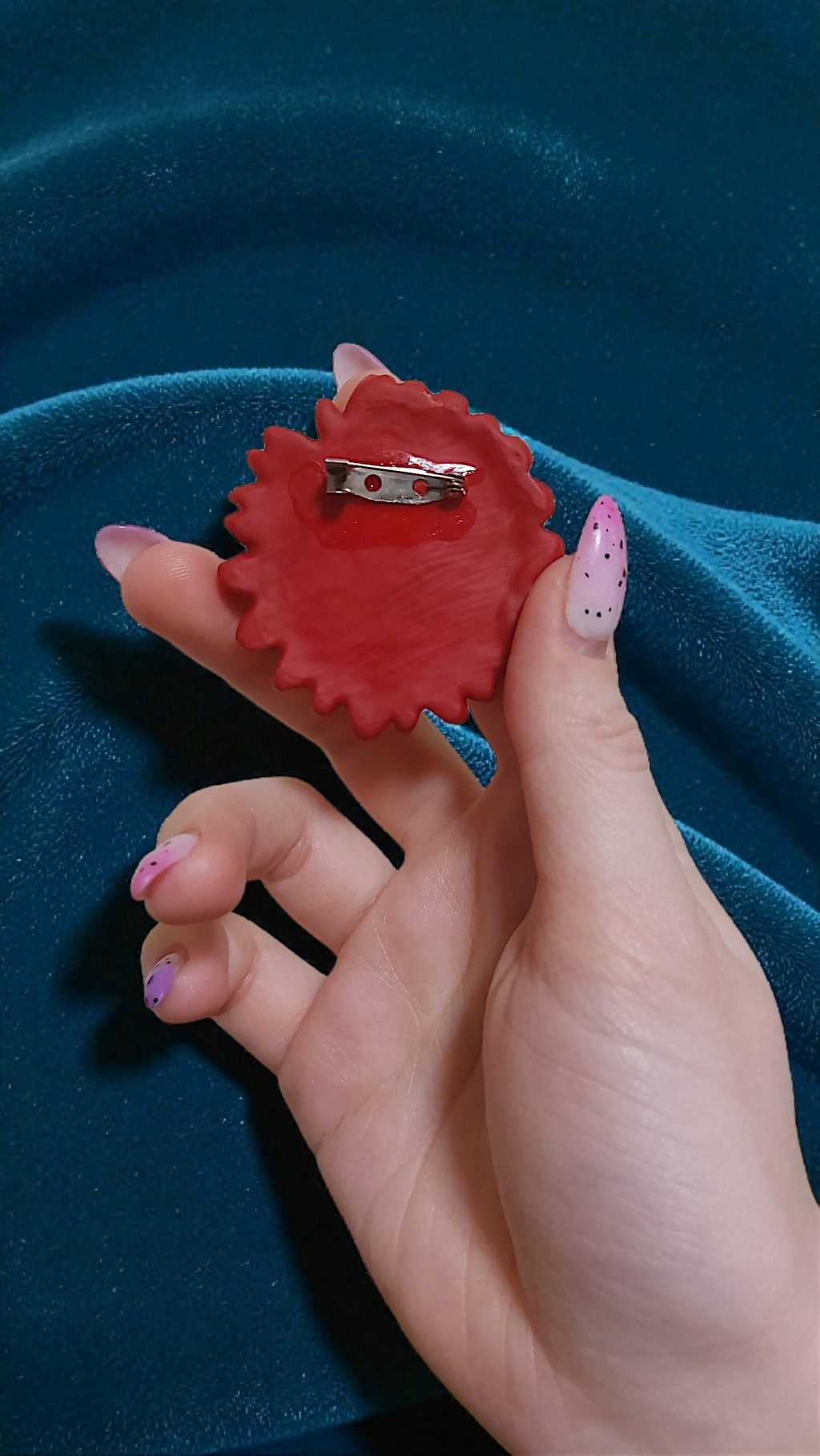 Брошь ромашка бордовая