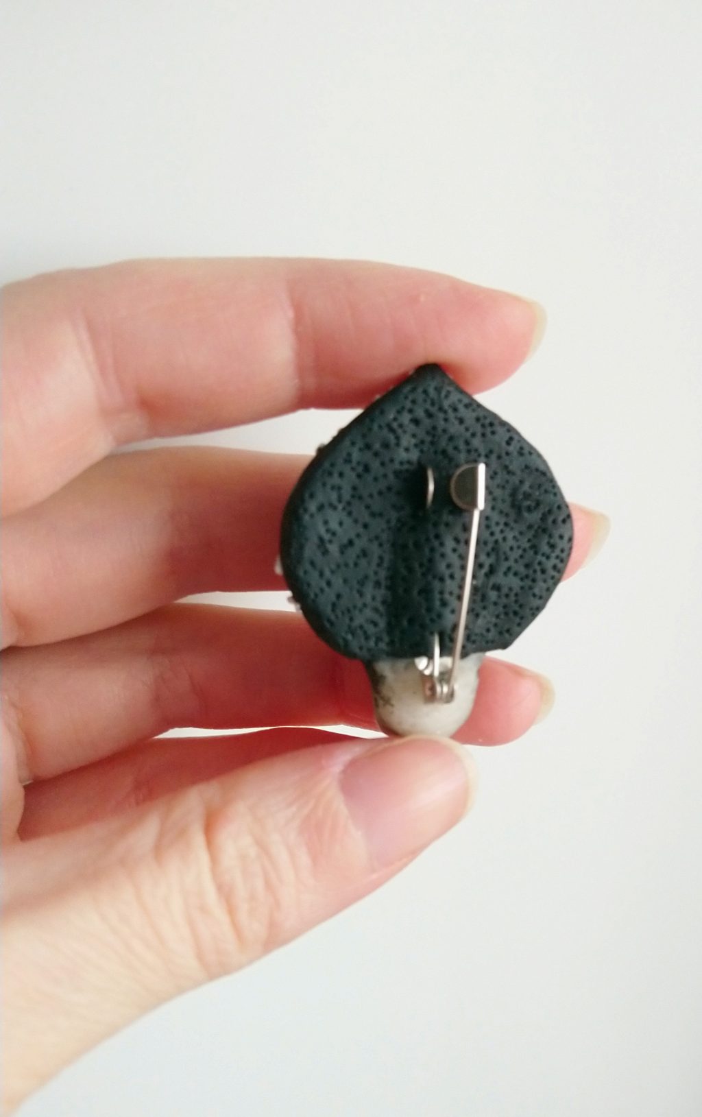 Брошка мухоморная красавица череп в кокошнике