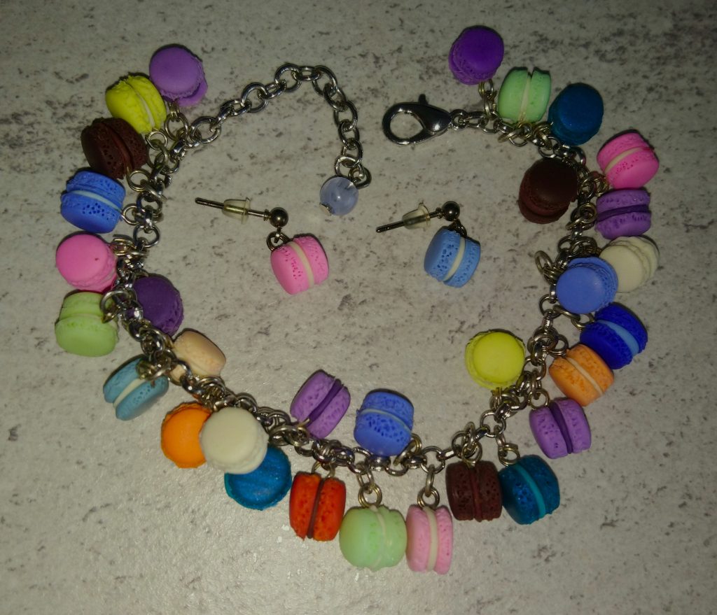 Комплект серьги и браслет пирожные макаруны из полимерной глины