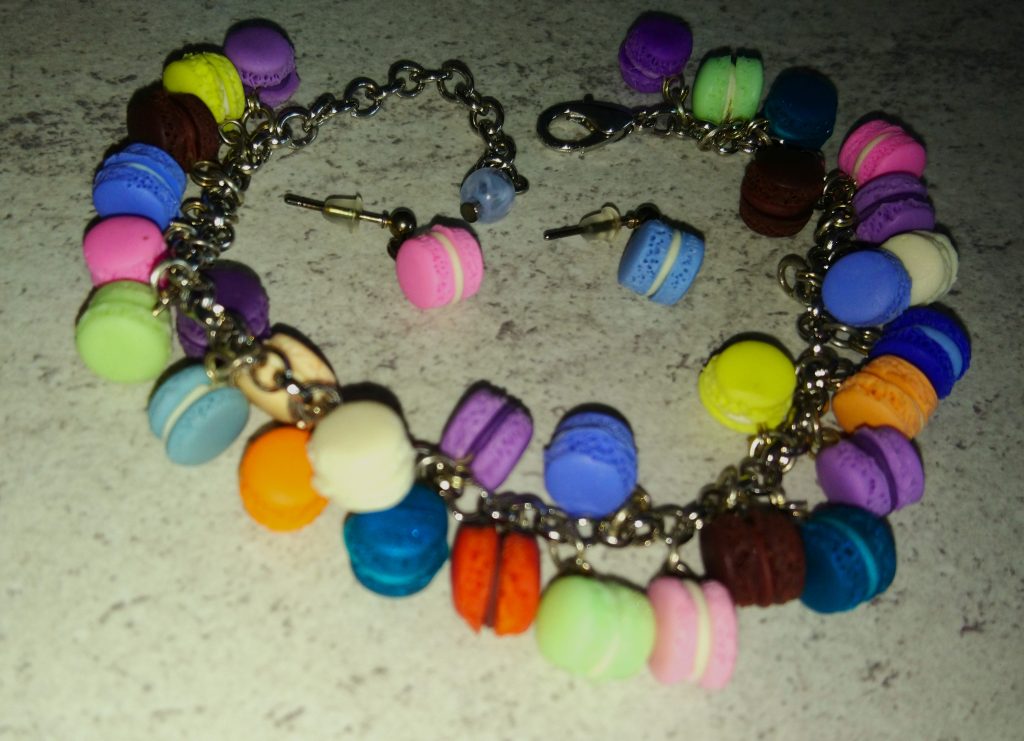 Комплект серьги и браслет пирожные макаруны из полимерной глины