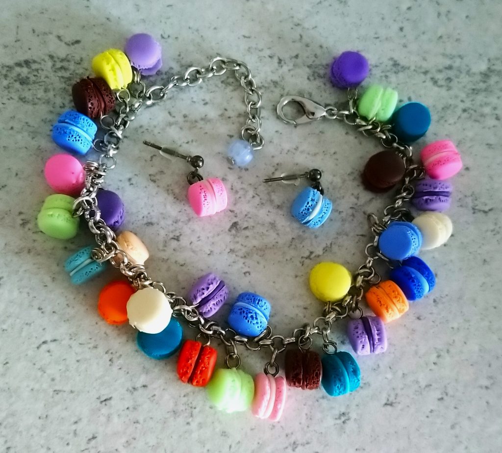 Комплект серьги и браслет пирожные макаруны из полимерной глины