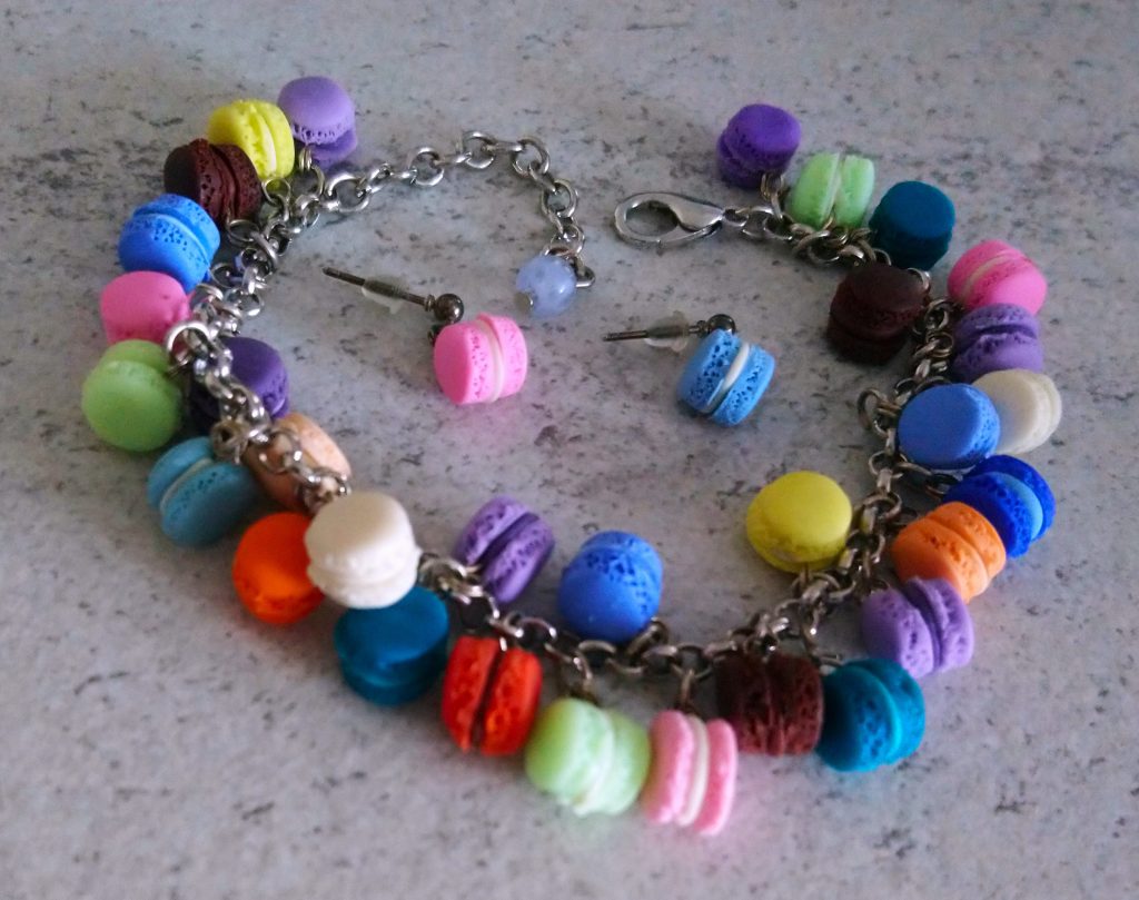 Комплект серьги и браслет пирожные макаруны из полимерной глины