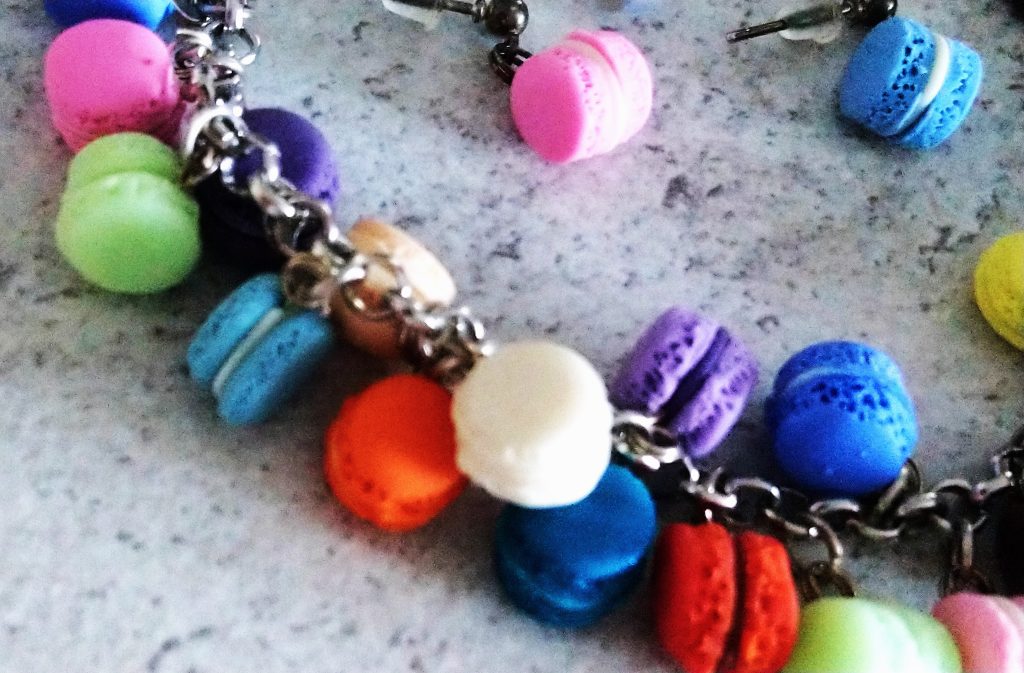 Комплект серьги и браслет пирожные макаруны из полимерной глины