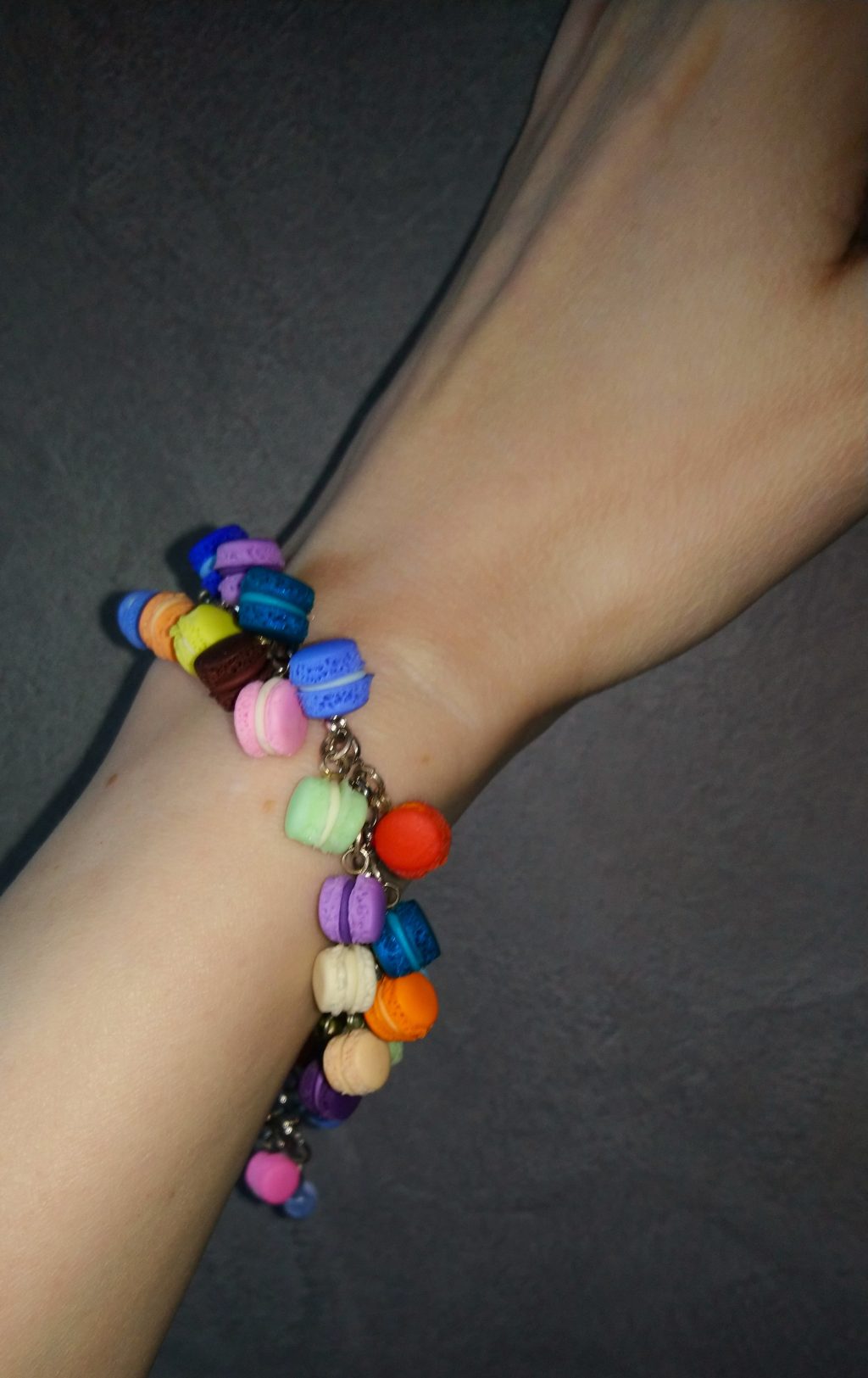 Комплект серьги и браслет пирожные макаруны из полимерной глины