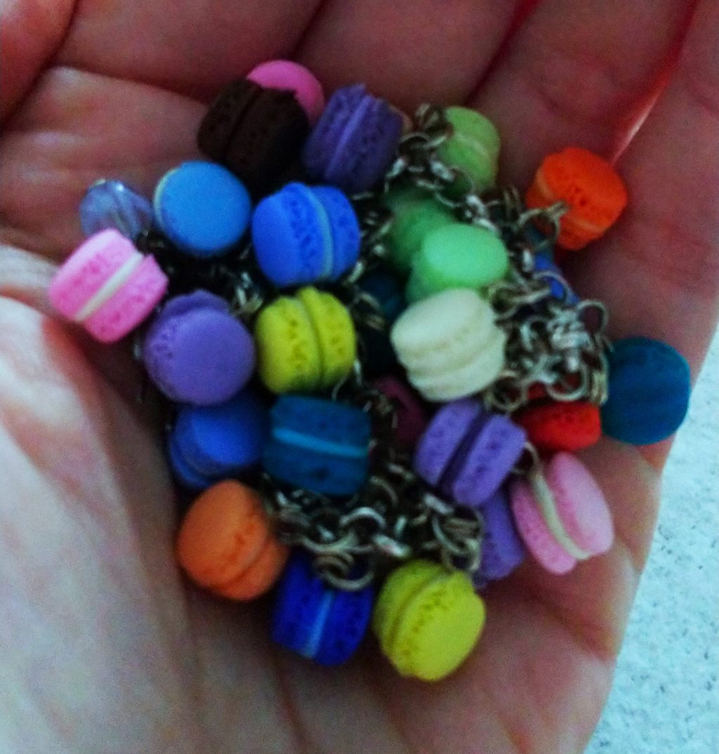 Комплект серьги и браслет пирожные макаруны из полимерной глины