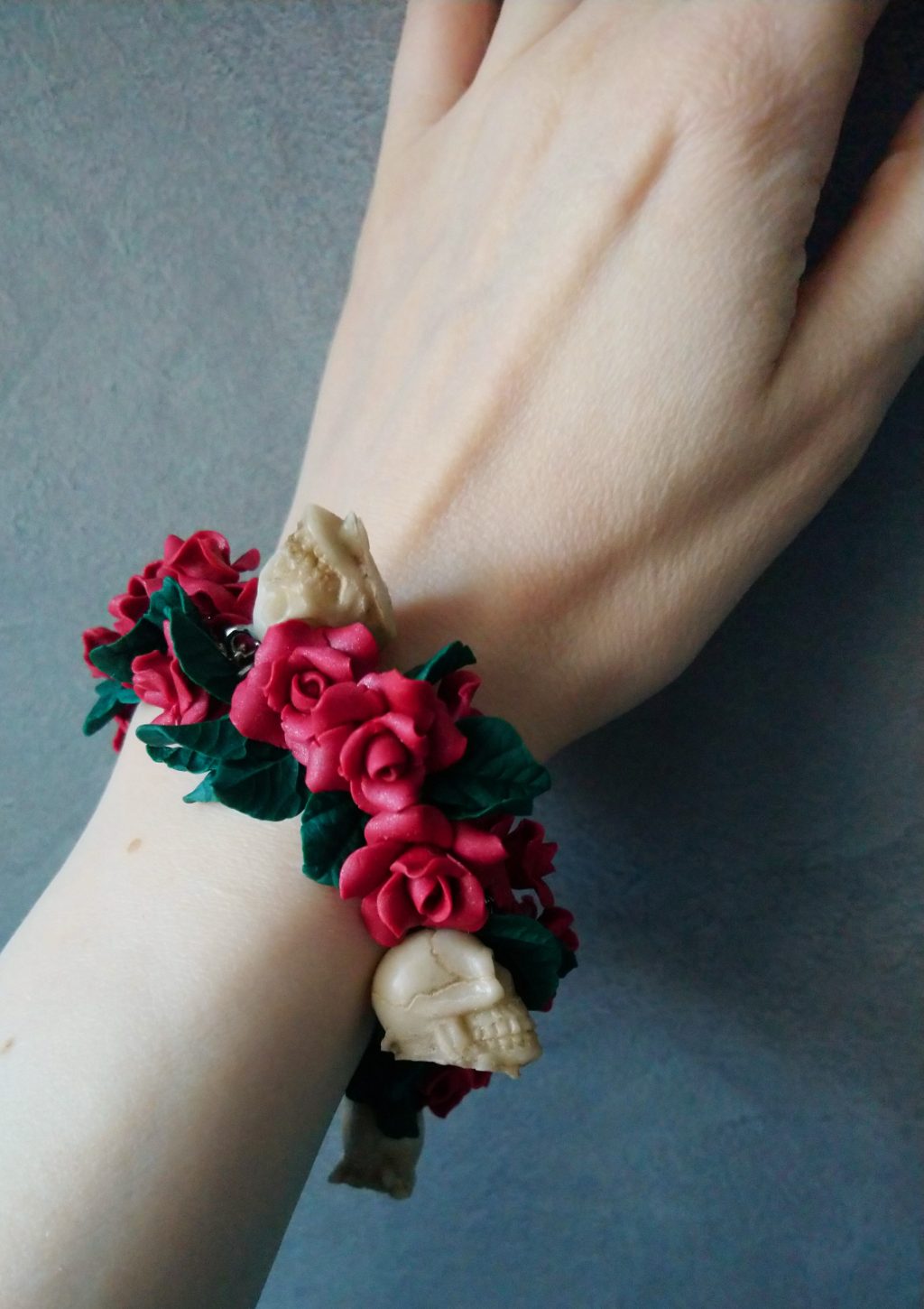 Браслет цветы розы и черепа из полимерной глины