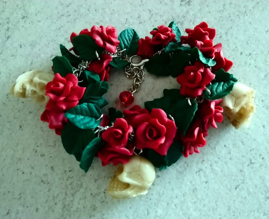 Браслет цветы розы и черепа из полимерной глины