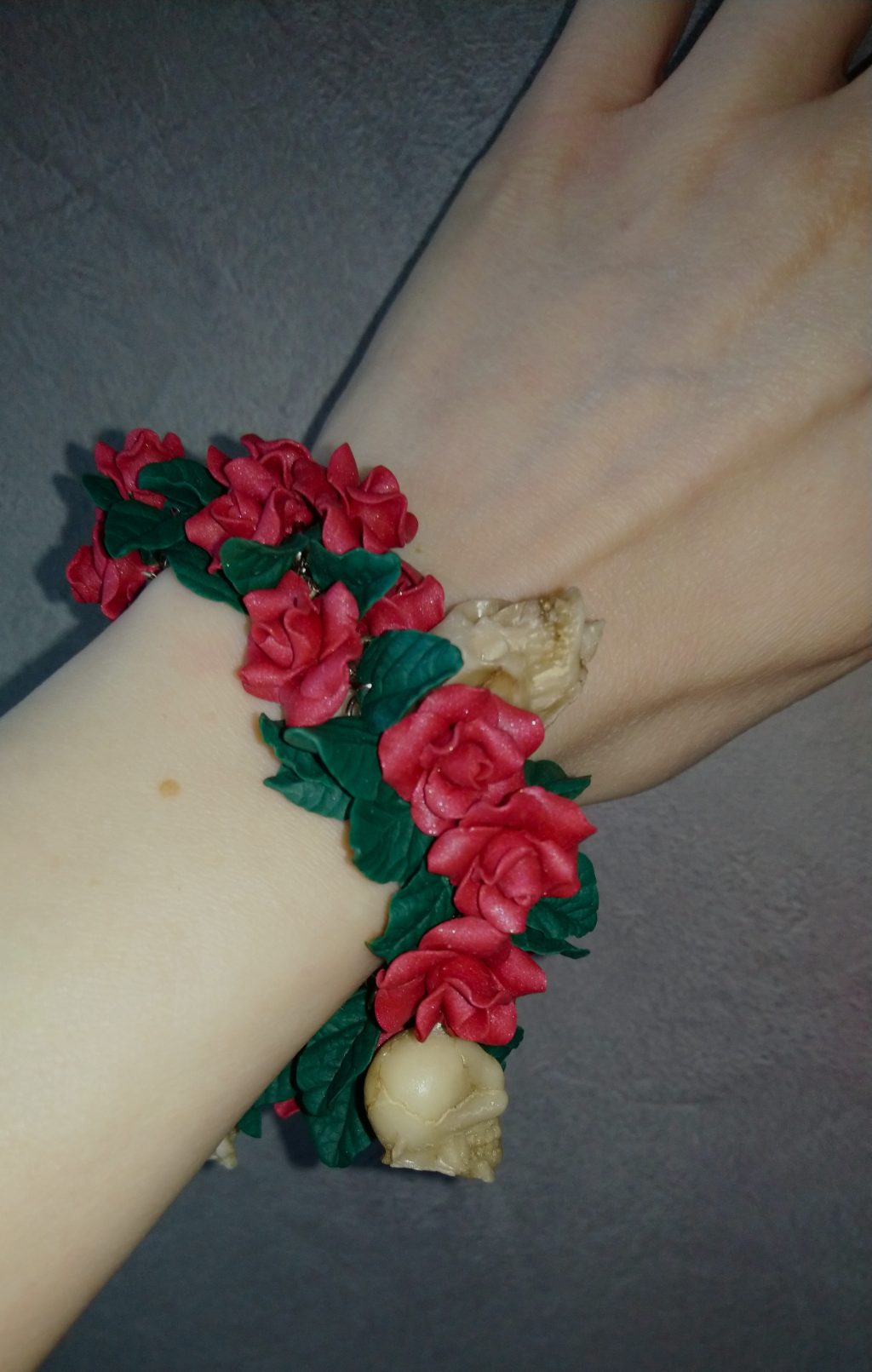 Браслет цветы розы и черепа из полимерной глины