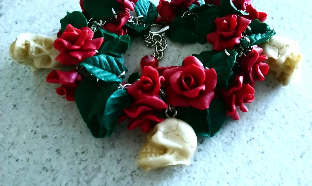 Браслет цветы розы и черепа из полимерной глины