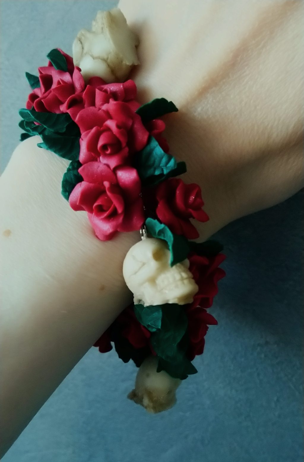 Браслет цветы розы и черепа из полимерной глины