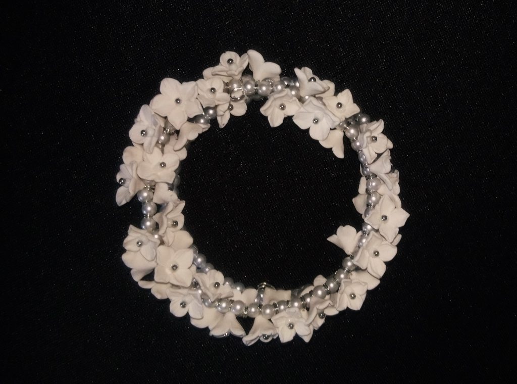 Сирень. Браслет с цветами из полимерной глины