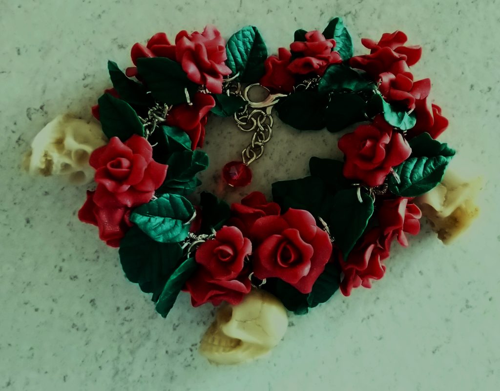 Браслет цветы розы и черепа из полимерной глины
