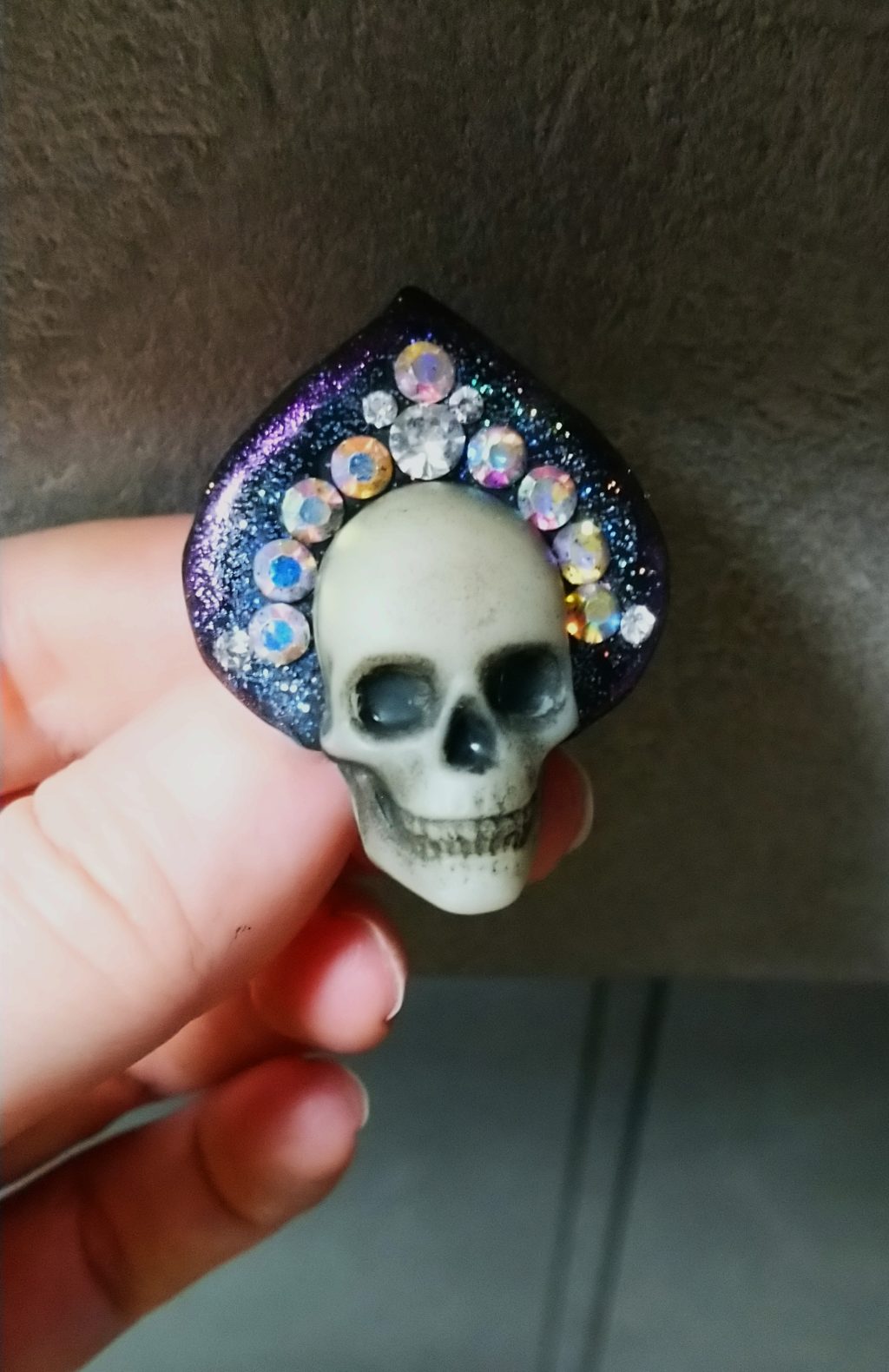 Брошка красавица череп в кокошнике