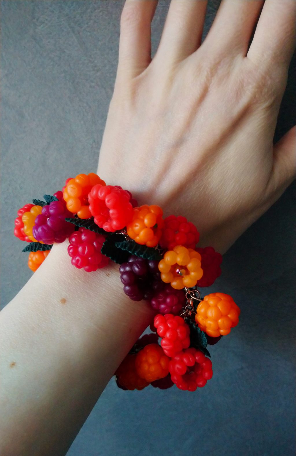 Браслет с разноцветной малиной из полимерной глины