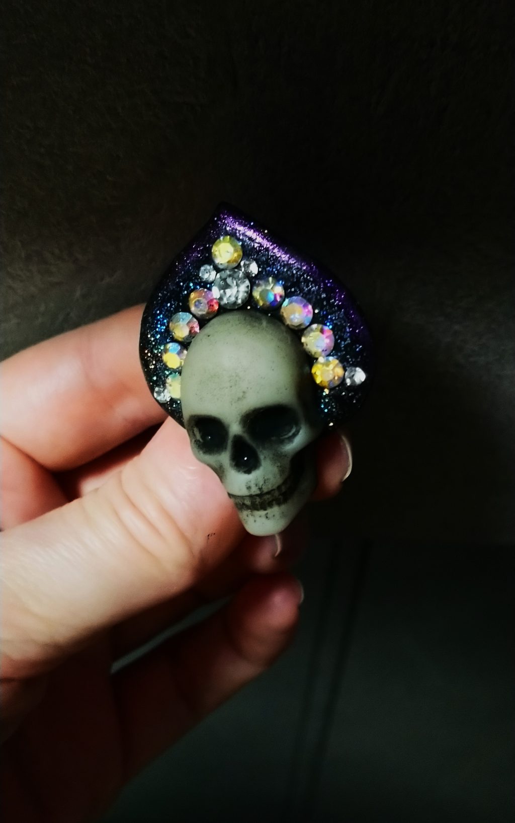 Брошка красавица череп в кокошнике