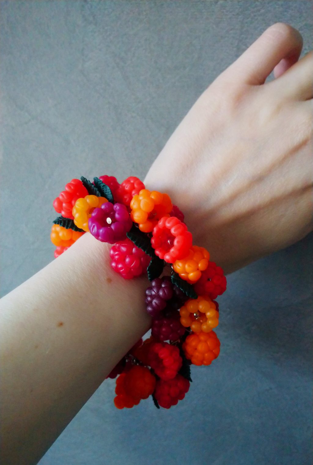 Браслет с разноцветной малиной из полимерной глины
