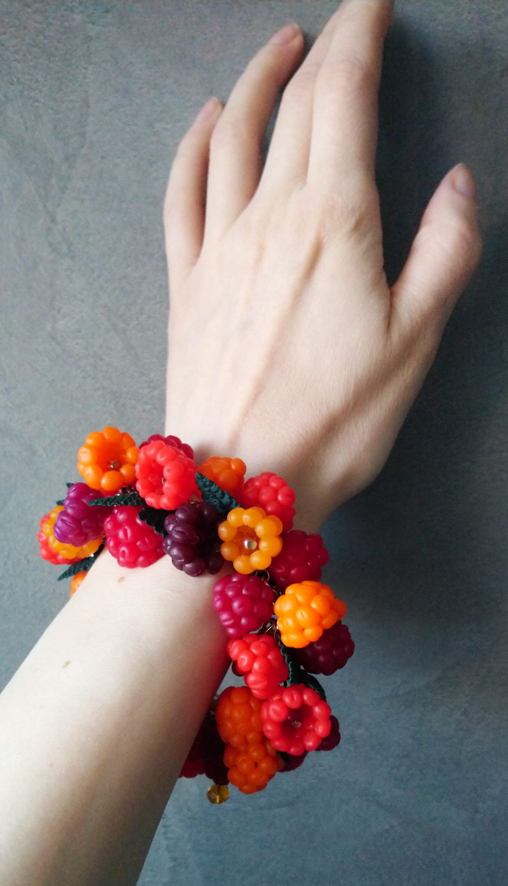 Браслет с разноцветной малиной из полимерной глины