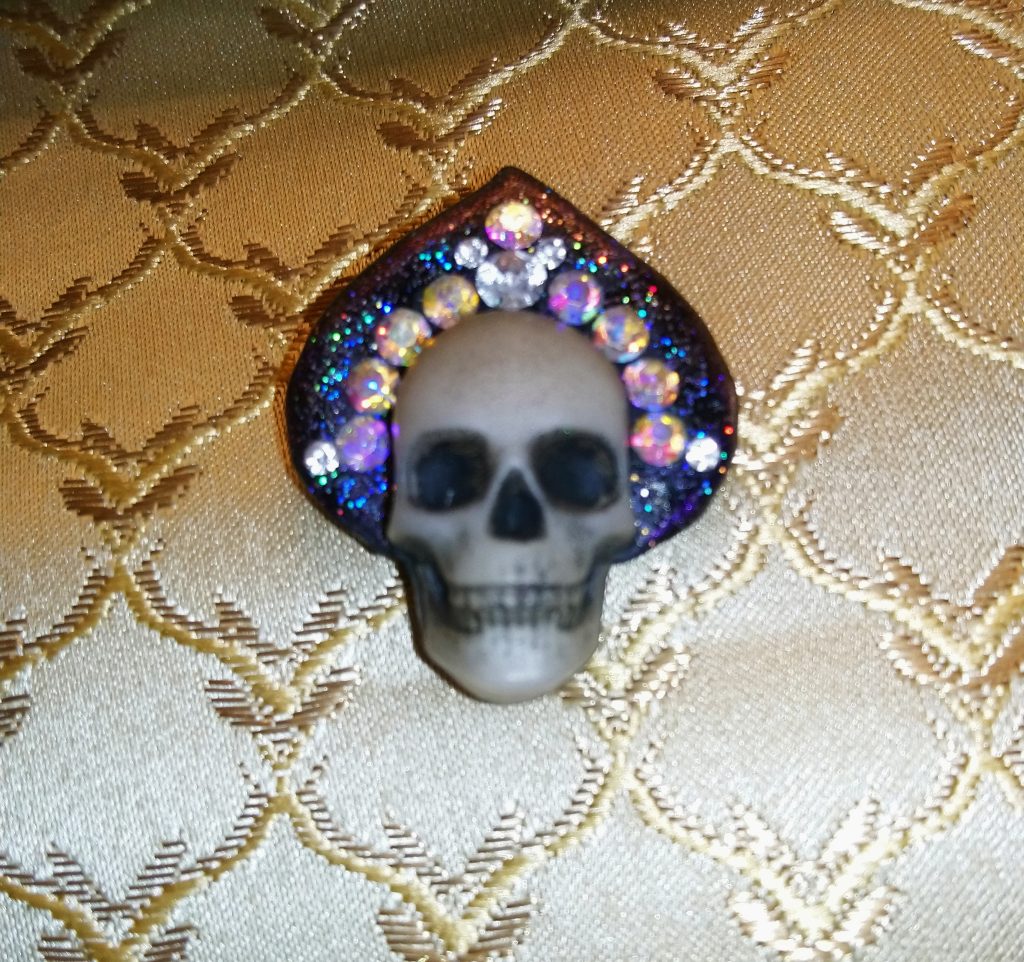 Брошка красавица череп в кокошнике