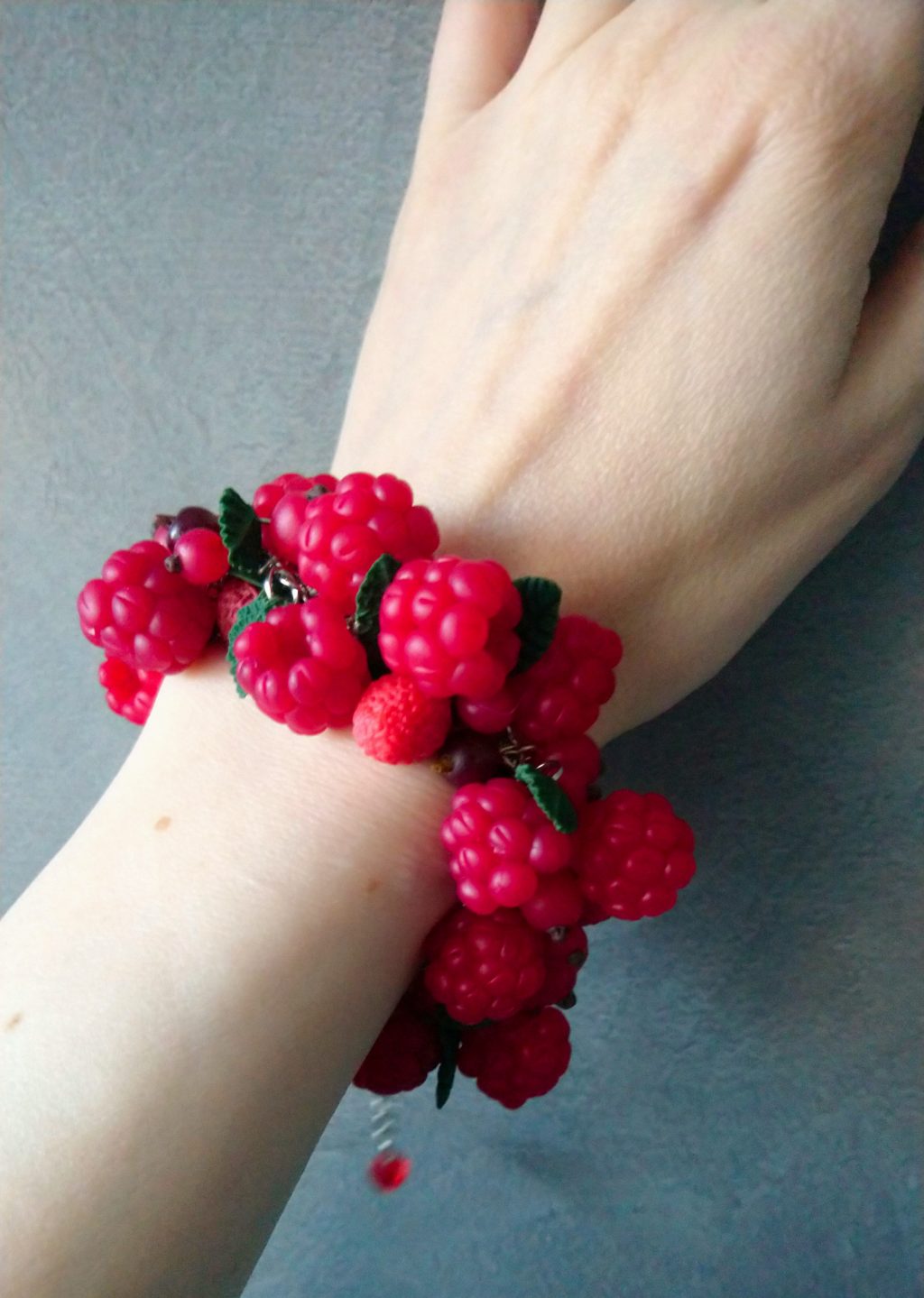 Ягоды солнечной малины из полимерной глины