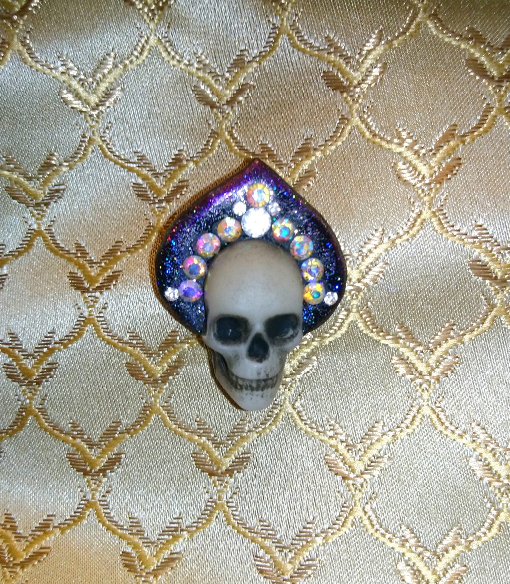 Брошка красавица череп в кокошнике