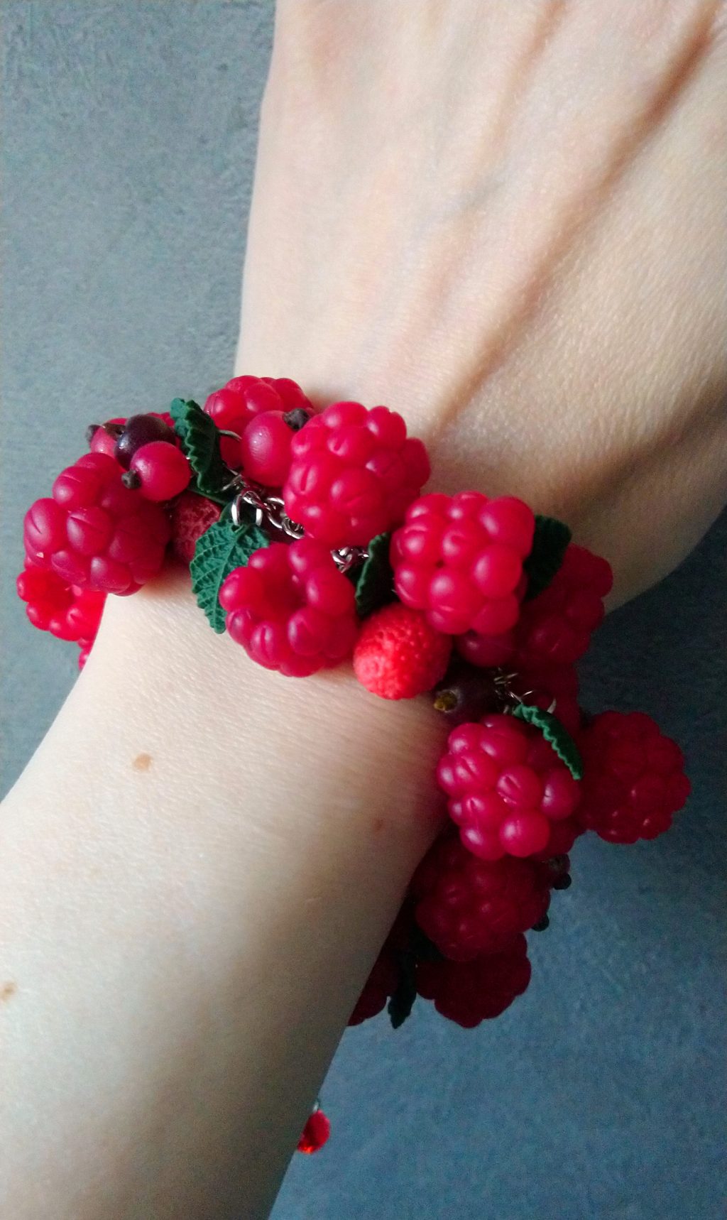 Ягоды солнечной малины из полимерной глины