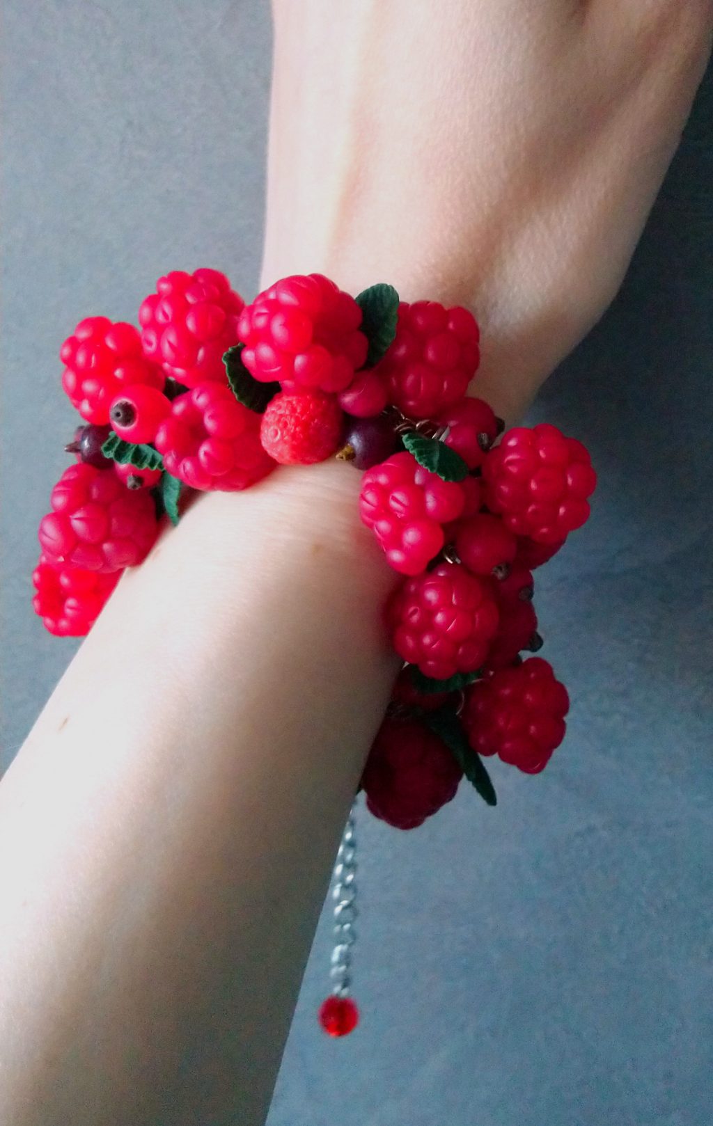 Браслет с ягодами малины и земляники из полимерной глины