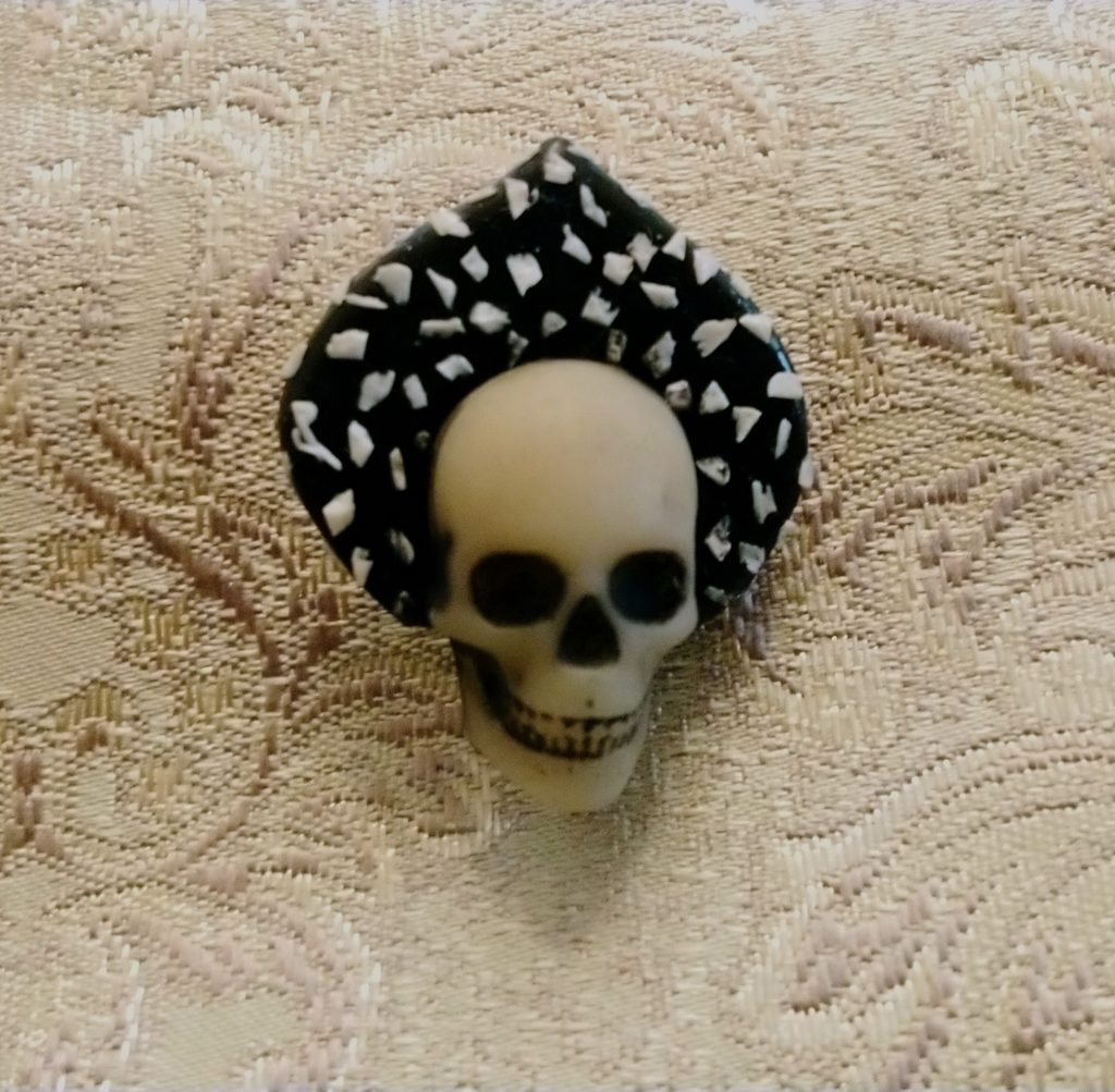 Брошка мухоморная красавица череп в кокошнике