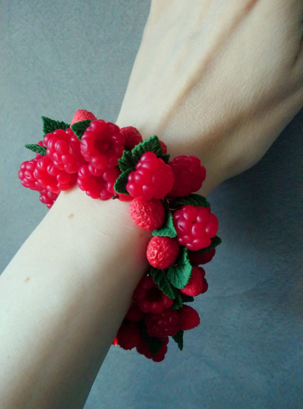 Браслет с ягодами малины и земляники из полимерной глины