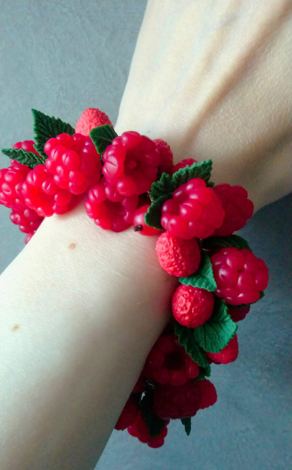 Браслет с ягодами малины и земляники из полимерной глины