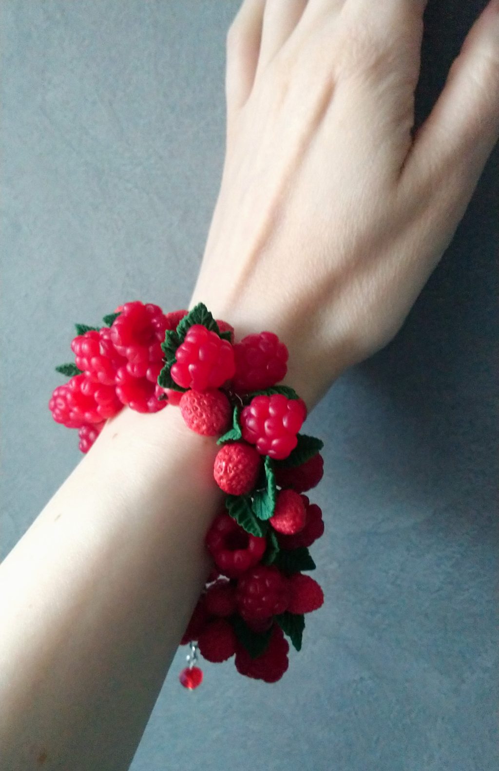 Браслет с ягодами малины и земляники из полимерной глины