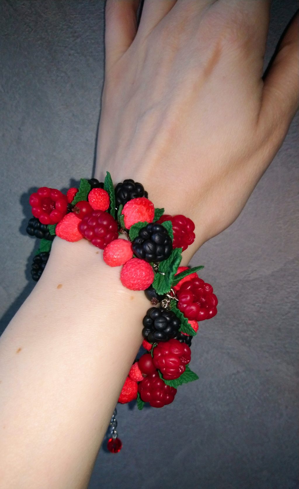 Ягодный браслет из полимерной глины