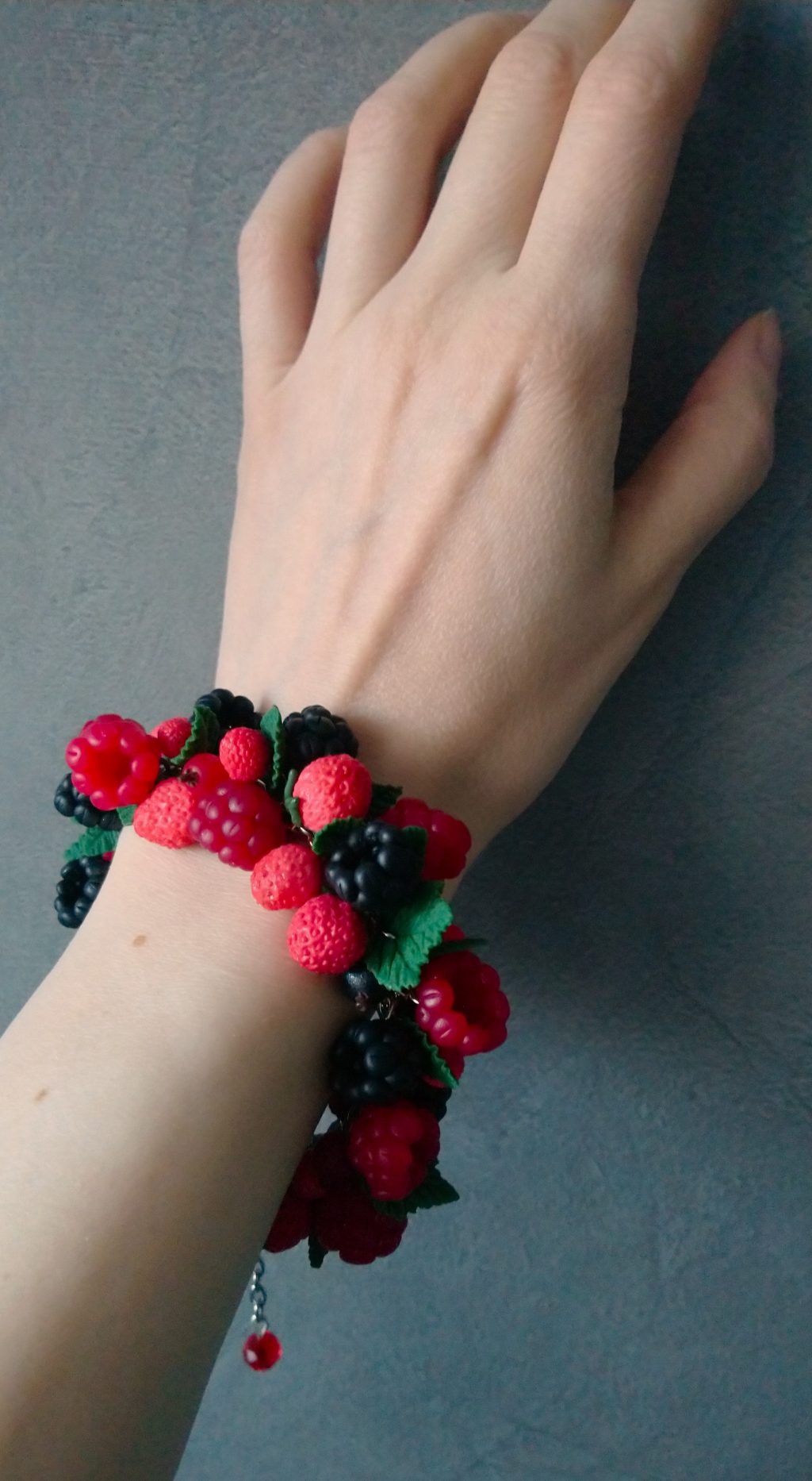 Ягодный браслет из полимерной глины